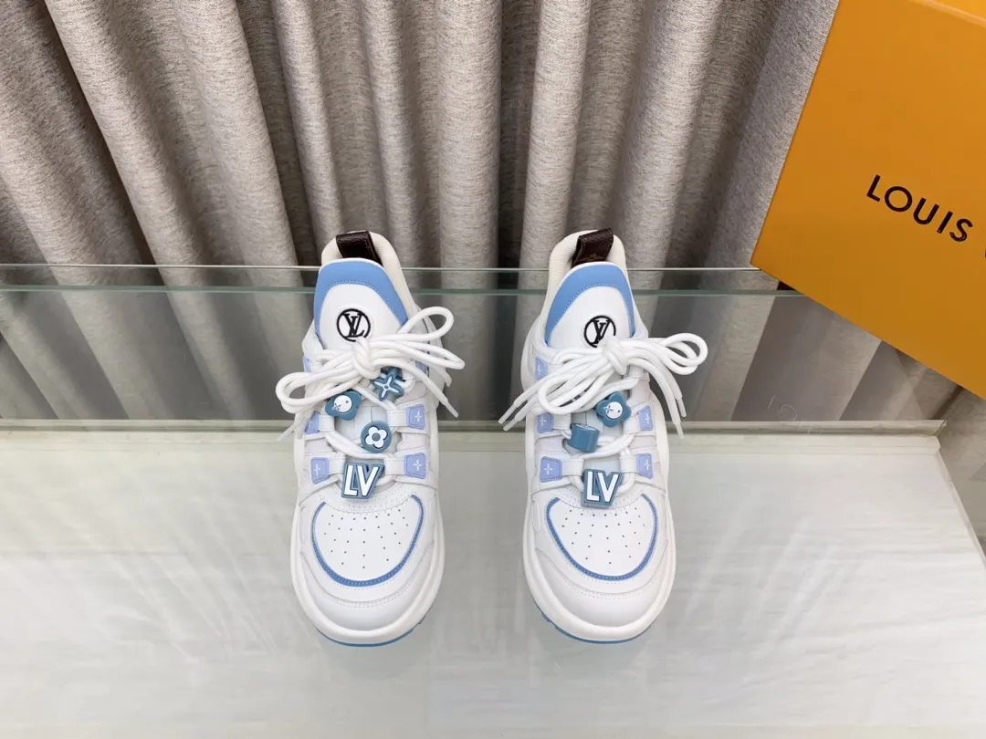 👟👟Ex-factory price 760👟👟 Louis Vuiton·Louis Vuitton 24/ New Chinese Valentine's Day limited edition LV Archlight series arch sole dad shoes casual thick-soled lace-up sneakers top version🔝original purchase, development and production👍🏻 This LV dad shoe features an eye-catching wavy sole and large tongue. It is equipped with a sporty super-elastic running shoe style rubber outsole, which is very eye-catching. It is also combined with a soft and elastic upper made of a variety of high-tech fabrics, making the upper foot comfortable and soft! 🤩 Fabric: Original custom-made first-layer cowhide + technical fabrics Lining: Original imported breathable mesh lining + cowhide foot pads Sole: Original molded correct U-shaped arch outsole Bottom thickness: about 5cm Size: 35-39 (40.41 custom-made, non-refundable)